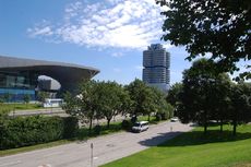 BMW-Welt und -Vierzylinder.JPG